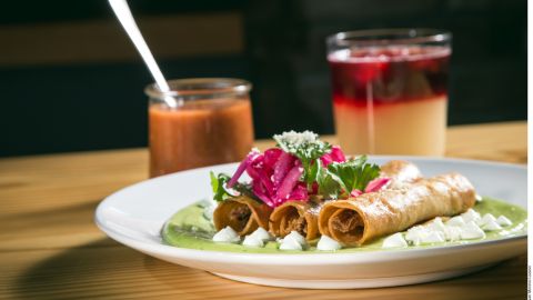 Tacos dorados de res en salsa cremosa de aguacate