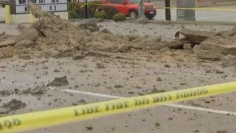 El hueco que de dejo el rayo en el concreto quedó como evidencia.