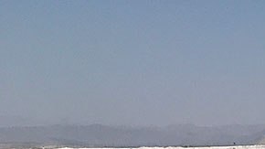 Un camión móvil del USGS escanea la ruptura de la superficie causada por el sismo en Ridgecrest en julio de 2019.