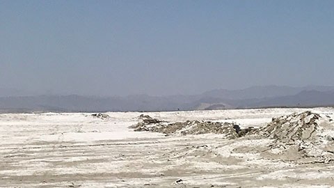 Un camión móvil del USGS escanea la ruptura de la superficie causada por el sismo en Ridgecrest en julio de 2019.