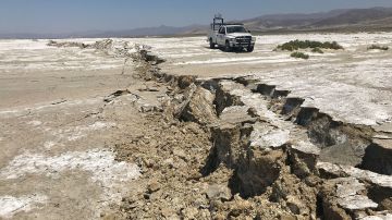 Un camión móvil del USGS escanea la ruptura de la superficie causada por el sismo en Ridgecrest en julio de 2019.