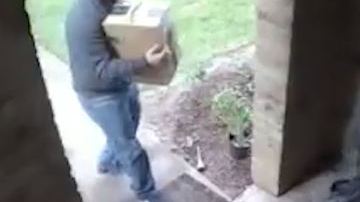 La policía cree que los sospechosos viajan en un Nissan Altima 2014 con placas de papel.