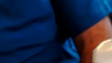 El rollo de canela está cubierto de un espeso y dulce glaseado.