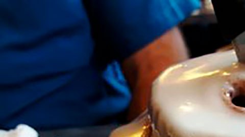 El rollo de canela está cubierto de un espeso y dulce glaseado.