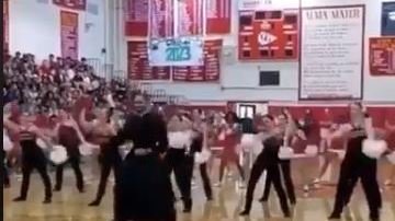 El sacerdote irrumpió la coreografía para integrarse a ella.