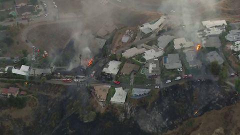 Casas dañadas y personas heridas dejó el incendio en San Bernardino.