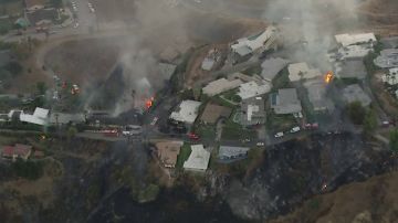Casas dañadas y personas heridas dejó el incendio en San Bernardino.