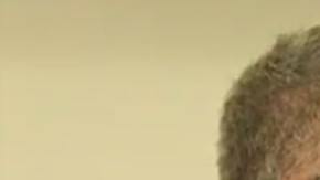 El doctor y dos de sus hijos biológicos dieron una rueda de prensa para explicar su caso.