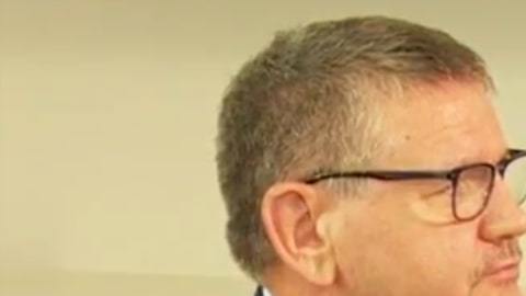 El doctor y dos de sus hijos biológicos dieron una rueda de prensa para explicar su caso.