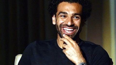 Mohamed Salah desató polémica tras posar con Alessandra Ambrosio.