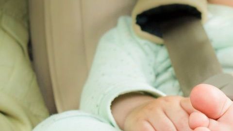 Imagen genérica de un niño en un auto.
