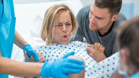 La suegra, además, la amenazó porque el bebé no nacía rápido.