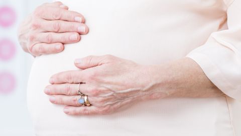 La mujer y su esposo ya eran padres adoptivos de un varón.
