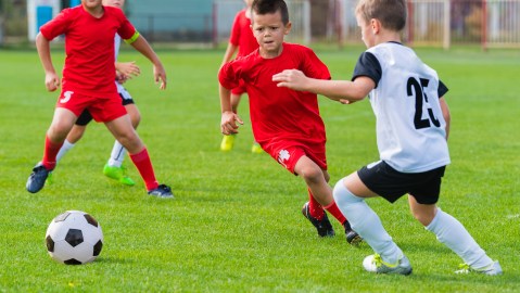 niños jugando futbol