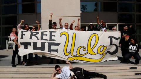 Jóvenes expresan su apoyo y piden libertad para los miembros de Refusefascism.org por protestar la presencia en UCLA de Steven Mnuchin, secretario del tesoro de EEUU en la administración Trump. (Cortesía de RF)