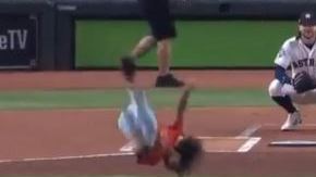 Simone Biles mostró sus habilidades en la loma durante su lanzamiento ceremonial.