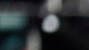 Simone Biles en medio del giro que hizo antes de lanzar a primera bola.