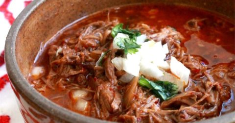 La birria de res en Jalisco es un plato tradicional en la cocina mexicana. La birria es un caldo, la carne puede variar, se usa de ternera, cerdo, cordero o chivo, en este caso usamos la carne de res.