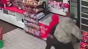 Mientras que el ladrón intentaba huir la mujer trata de evitar que pueda salir de la tienda y el sospechoso se voltea y la vuele a golpear.