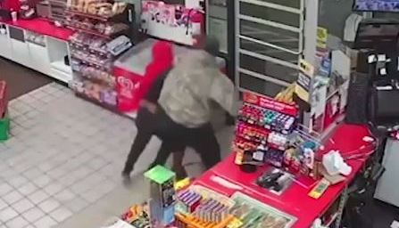 Mientras que el ladrón intentaba huir la mujer trata de evitar que pueda salir de la tienda y el sospechoso se voltea y la vuele a golpear.