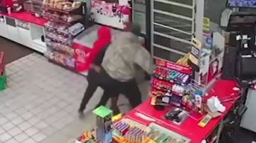 Mientras que el ladrón intentaba huir la mujer trata de evitar que pueda salir de la tienda y el sospechoso se voltea y la vuele a golpear.