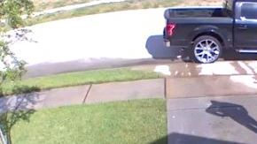 Las autoridades pidien la ayuda de la comunidad para identificar al hombre que fue captado por una cámara de seguridad horas antes de que Deodrick Bradley, de 29 años, fuera encontrado muerto por su esposa.