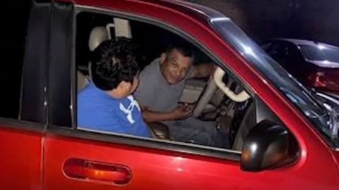 Los sospechosos que aparecen en la imagen son aparentemente dos hispanos entre los 30 y 40 años.