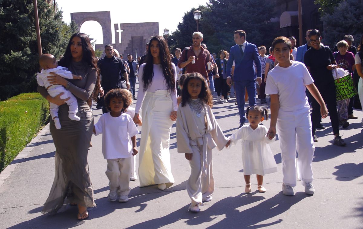 Kim Kardashian junto a sus hijos. 