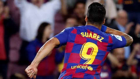Luis Suárez anotó un excepcional gol de chilena.