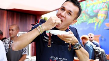 Alexander Albon de Red Bull Racing le entra con singular alegría a los tacos al pastor en el Gran Premio de México.