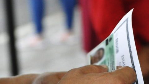Entrega de tarjetas de Visitante por Razones Humanitarias.