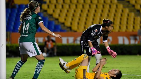 Las jugadoras de Tigres se aprovecharon de la distracción de la guardameta para anotar el gol.