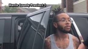 Las autoridades informaron que Javonte Darion Alexander se puede observar en el video cerca de la alberca.