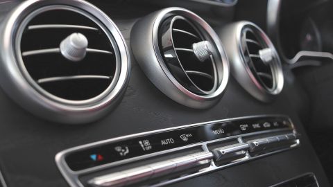 Un tanque de gas refrigerante para mantener tu AC óptimo cuesta menos de $50 en Autozone