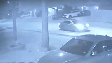 Las autoridades dicen que en otro video se observa a ese mismo vehículo entrar al vecindario antes de que se hiciera la llamada de emergencia al 911.