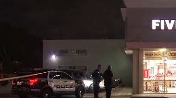 La policía informó que el oficial estaba tratando de impedir un robo cuando se desató un tiroteo a eso de las 8:30 p.m.