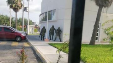 VIDEO: Cártel del Noreste se atrinchera en edificio de gobierno para enfrentar a soldados