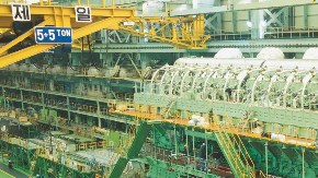 El Wärtsilä RT-flex96C, el motor más grande y potente del mundo, cuenta con 14 cilindros y mide 44 pies de alto, 87 pies de largo, pesa más de 2,300 toneladas y produce 107,390 hp