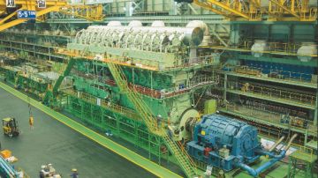 El Wärtsilä RT-flex96C, el motor más grande y potente del mundo, cuenta con 14 cilindros y mide 44 pies de alto, 87 pies de largo, pesa más de 2,300 toneladas y produce 107,390 hp
