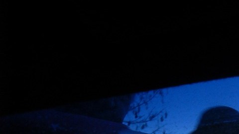 El algunos estados, conducir con hielo en el parabrisas es ilegal