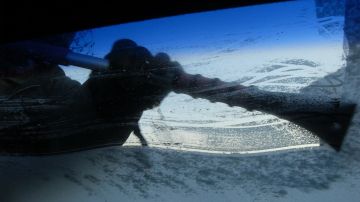 El algunos estados, conducir con hielo en el parabrisas es ilegal