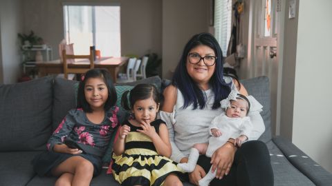 Paulina López junto a sus tres hijas Krista, Sabina y Zixta Velázquez. (Suministrada)