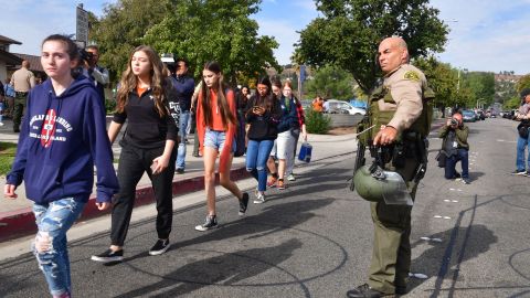 Estudiantes de la secundaria Saugus cuando fueron evacuados.