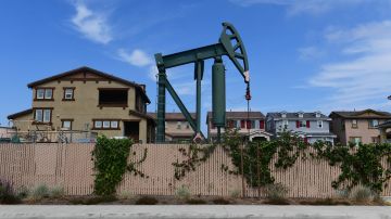 Extracción de petróleo en Signal Hills, entre residencias de pobladores latinos