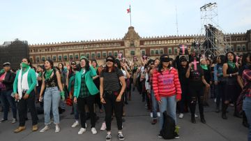 Estiman que unas 2,000 mujeres se congregaron en la plaza principal de la capital mexicana.