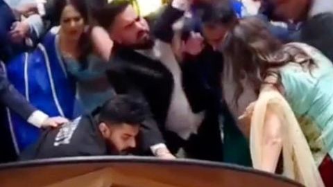 Violentas imágenes de una pelea durante una ceremonia de boda.