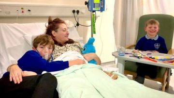 Vicki Marsall en el hospital tratándose del cáncer que padece.