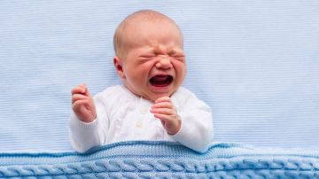 Muchas teorías en boga recomiendan dejar llorar al bebé para que aprenda por sí mismo a conciliar el sueño.