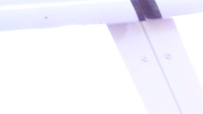 La agente del LAPD, Alma Martínez, lee a los alumnos de la escuela Hoover Intergenerational Care.  (Aurelia Ventura/La Opinión)