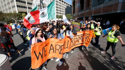 Los estudiantes apoyaron a los Dreamers hoy frente al edificio federal en LA. / foto: Aurelia Ventura.